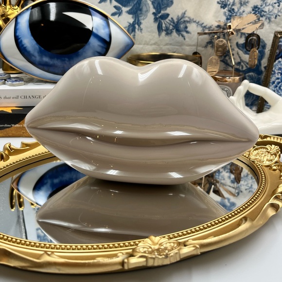 🆕 LULU GUINNESS 🧿 NWOT Iconic Lips Perspex Clutch Stone Grey - Picture 3 of 11